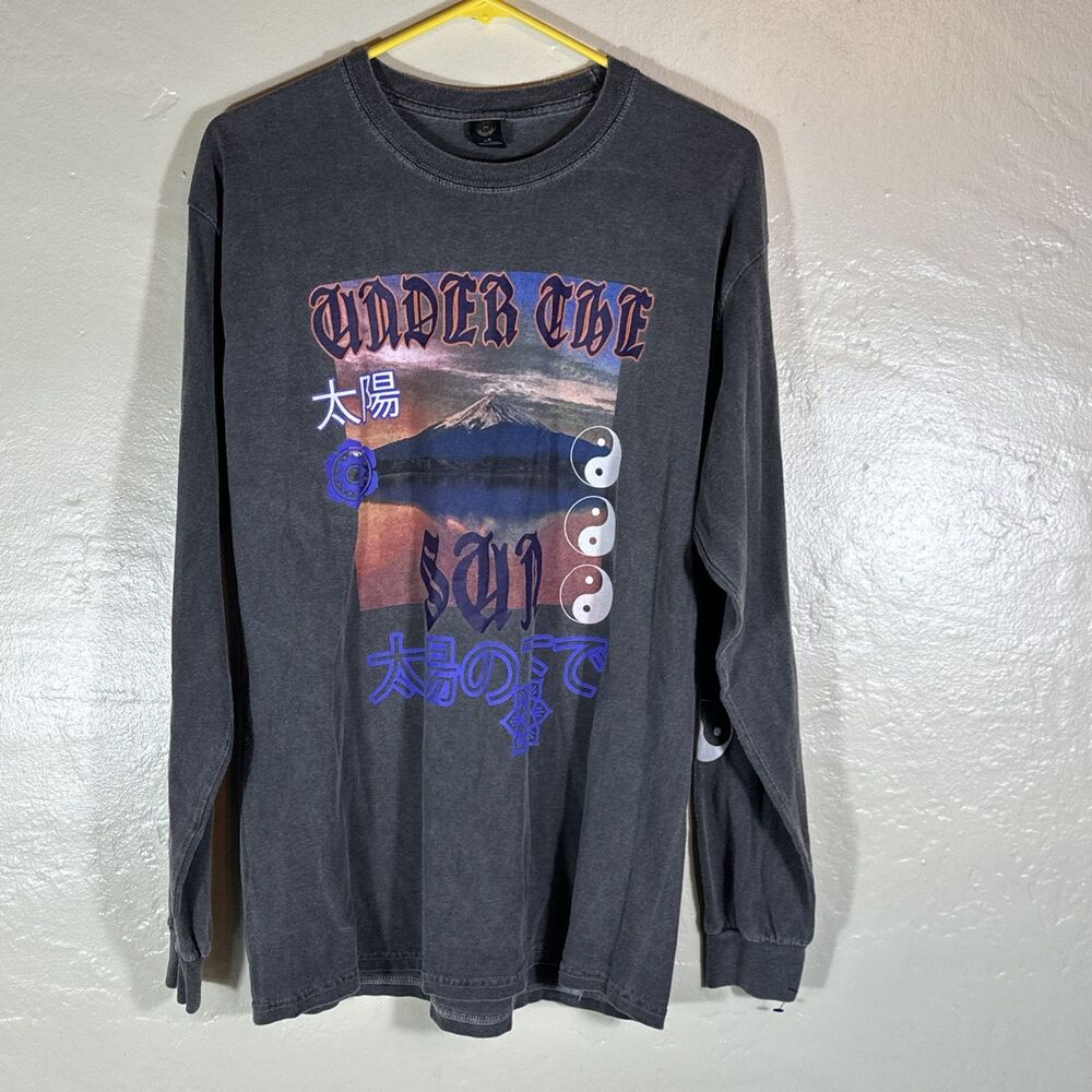 Urban Outfitters Under The Sun Women’s Long Sleeve Grey Mt Fuji Japan Graphic